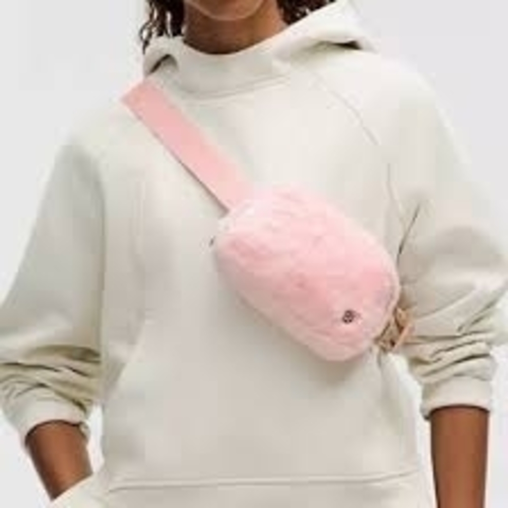 Lululemon everywhere belt bag plush fleece strawberry milkshake BNWT